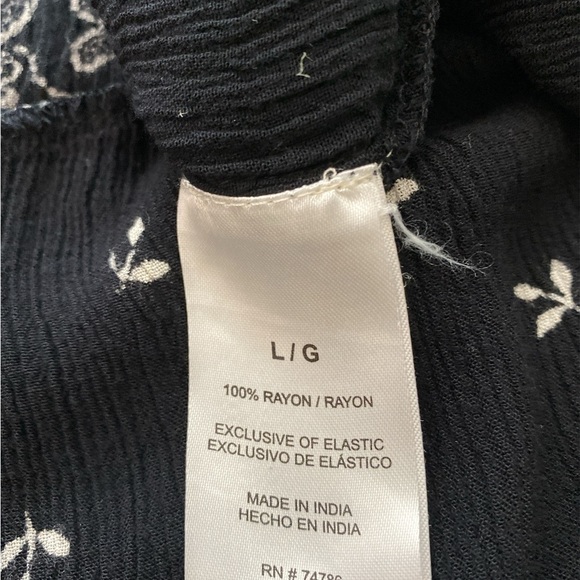 BILA dress, black and white, blouson  style, sleeveless, crinkle crepe fabric,. - Picture 7 of 7